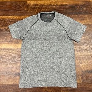 EUC Rhone REIGN TECH SHORT SLEEVE Seamless Sweat Wicking Top Gray Black Mens M